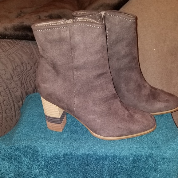 Gently worn Gray suede boots - Picture 3 of 3